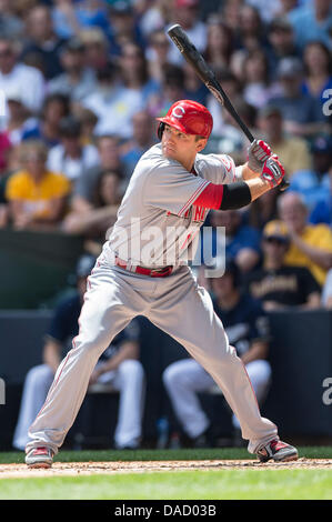 Milwaukee, Wisconsin, États-Unis. 10 juillet, 2013. 10 juillet 2013 : Le joueur de premier but des Reds de Cincinnati Joey Votto # 19 jusqu'à chauve-souris pendant le match de la Ligue Majeure de Baseball entre les Milwaukee Brewers et les Reds de Cincinnati au Miller Park de Milwaukee, WI. Les rouges défait les Brewers 6-2. John Fisher/CSM. Credit : csm/Alamy Live News Banque D'Images