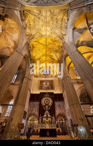 Autel d'argent (Autel de Platon) dans l'intérieur gothique de la Cathédrale de Séville, Andalousie, espagne. Banque D'Images