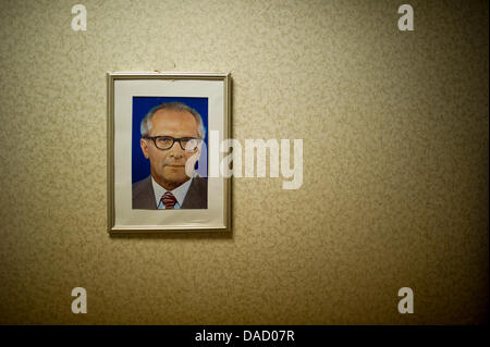 Une vue de la salle d'interrogatoire avec une photo d'Erich Honecker, l'ancien chef de l'Unité socialiste de l'Allemagne de l'Est, à l'affiche dans l'ancien centre de détention provisoire au bureau régional de l'Est Ministère allemand pour la sécurité de l'État, également connu sous le nom de Stasi, à Dresde, Allemagne, 5 décembre 2011. L'ancien centre de détention provisoire sert maintenant comme un lieu commémoratif de la Stasi. L'organisation de parrainage Banque D'Images