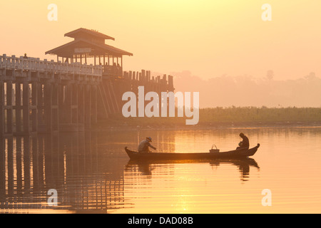 Des pêcheurs sur le lac Taungthaman dans l'aube la brume, près de U Bein Bridge, Amarapura, près de Mandalay, Myanmar (Birmanie), l'Asie Banque D'Images