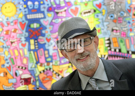 Fichier - une archive photo datée du 18 juillet 2008 montre l'artiste James Rizzi à la Rheingoldhalle à Mainz, Allemagne. Selon l'éditeur allemand Rizzi Art 28, Rizzi est décédé dans la nuit pour le lendemain de 61 ans. Photo : Fredrik von Erichsen Banque D'Images