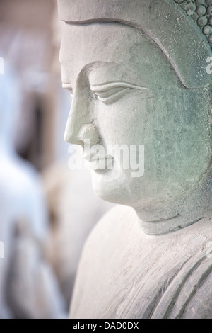 En images de Bouddha en attente d'être terminé à un sculpteur sur pierre dans l'Amarapura, près de Mandalay, Myanmar (Birmanie), en Asie du sud-est Banque D'Images