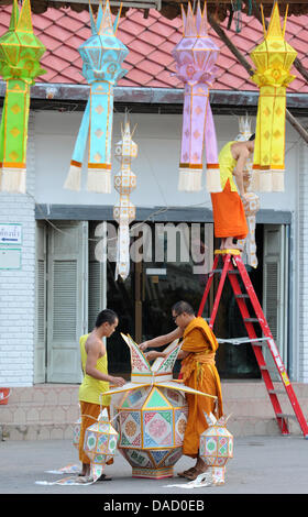 À l'occasion de la traditionnelle fête des lumières Loy Krathong monks fixer à un lampions temple à Chiang Mai, Thaïlande, 10 novembre 2011. Loi Krathong a lieu le soir de la pleine lune du 12e mois dans le calendrier lunaire traditionnel thaïlandais. Dans le calendrier occidental cette tombe habituellement en novembre. Le festival est liée aux produits dans une ancienne pratique de verser Banque D'Images