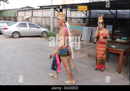 Les thaïlandais en vêtements traditionnels attendre le début de la parade à l'occasion de la traditionnelle fête des lumières Loy Krathong dans Chiang Mai, Thaïlande, 10 novembre 2011. Loi Krathong a lieu le soir de la pleine lune du 12e mois dans le calendrier lunaire traditionnel thaïlandais. Dans le calendrier occidental cette tombe habituellement en novembre. Le festival est liée aux produits en Banque D'Images