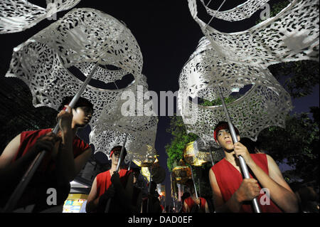 Jeunes thaïlandais portent des parapluies conçus lors de la traditionnelle fête des lumières Loy Krathong dans Chiang Mai, Thaïlande, 10 novembre 2011. Loi Krathong a lieu le soir de la pleine lune du 12e mois dans le calendrier lunaire traditionnel thaïlandais. Dans le calendrier occidental cette tombe habituellement en novembre. Le festival est liée aux produits dans une pratique ancienne de payin Banque D'Images