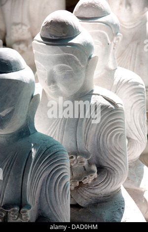 En images de Bouddha en attente d'être terminé à un sculpteur sur pierre dans l'Amarapura, près de Mandalay, Myanmar (Birmanie), en Asie du sud-est Banque D'Images