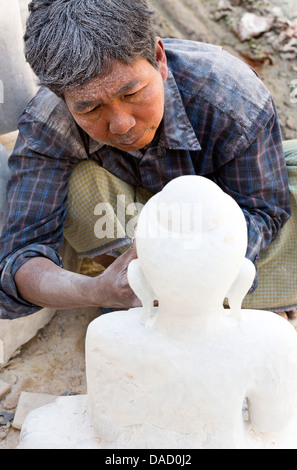 Sculpture d'un homme local en Bouddha, sculpteur sur pierre, district de Amarapura, près de Mandalay, Myanmar Banque D'Images