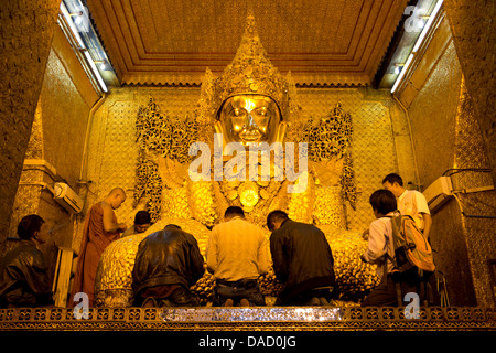 Le plus célèbre du Myanmar Bouddha, 13m de haut et recouverte de 6 pouces de feuilles d'or pur , Paya Mahamuni, Mandalay, Myanmar Banque D'Images