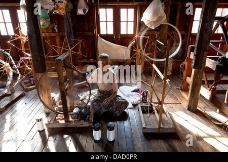 Woman spinning silk en usine dans la région de Phaw Khone village, lac Inle, Myanmar (Birmanie), en Asie du sud-est Banque D'Images