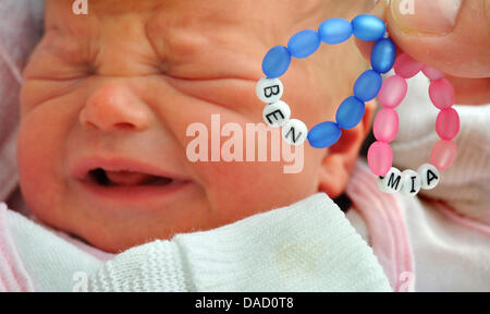 ILLUSTRATION - Bracelets avec les noms 'Ben' et 'Mia' ont lieu devant un deux jours, bébé à la mère-enfant pupille de l'École de médecine de Hanovre (MHH) à Hanovre, Allemagne, 29 décembre 2011. Avec seulement trois lettres, les noms Mia et Ben sont les noms les plus populaires pour les nouveau-nés en 2011. Photo : Julian Stratenschulte Banque D'Images