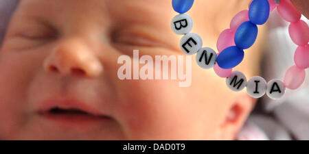 ILLUSTRATION - Bracelets avec les noms 'Ben' et 'Mia' ont lieu devant un deux jours, bébé à la mère-enfant pupille de l'École de médecine de Hanovre (MHH) à Hanovre, Allemagne, 29 décembre 2011. Avec seulement trois lettres, les noms Mia et Ben sont les noms les plus populaires pour les nouveau-nés en 2011. Photo : Julian Stratenschulte Banque D'Images