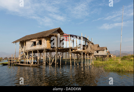 Les maisons construites sur pilotis dans le village de Nampan sur le bord de lac Inle, Myanmar (Birmanie), en Asie du sud-est Banque D'Images
