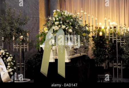 Le cercueil de Johannes Heesters est sur l'affichage et décoré avec un bouquet de fleurs à son épouse Simone Rethel, qu'il a appelé 'grand-père', pendant le service funèbre pour Johannes Heesters dans une chapelle mortuaire au cimetière du nord à Munich, Allemagne, le 30 décembre 2011. Parents, collègues et amis sayed adieu à l'acteur et chanteur, décédé la veille de Noël 2011 à l'un Banque D'Images