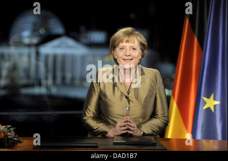 La chancelière allemande Angela Merkel pose pour les photos après l'enregistrement de son discours annuel du Nouvel An à la chancellerie à Berlin, Allemagne, le 30 décembre 2011. Photo : ODD ANDERSEN Banque D'Images