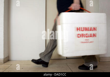 (Afp) - Une archive photo, datée du 18 février 2005, indique un membre du personnel de l''Deutschen Stiftung Organtransplantation' (Fondation allemande pour orgue Transplantion) transportant un conteneur pour les dons d'organes à Neu Isenburg, Allemagne. Photo : Frank May Banque D'Images