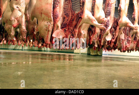 Fichier - une archive photo datée du 17 juillet 2003 montre la boucherie Porcs suspendus rails en attente d'un traitement supplémentaire à l'abattoir de la ville de Munich, en Allemagne. La Société de l'information sur les marchés agricoles (AMI) a rapporté le 09 décembre 2011 que le 2011 a été tout sauf une année ennuyeuse pour l'entreprise de viande et a vu un grand nombre d'enregistrements est cassée. Photo : Heinz von Heydenaber Banque D'Images