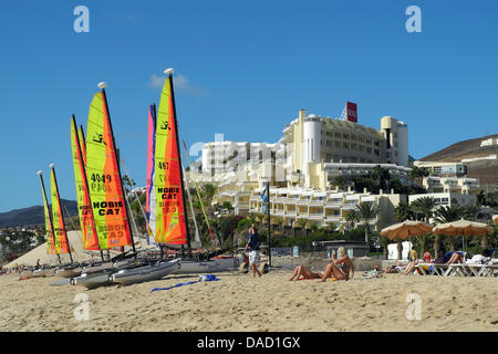 Les petits bateaux à voile sur la plage de sable de Jandia en face du Riu Palace Jandia hotel' à Morro Jable sur l'île de Fuerteventura, Espagne, 17 novembre 2011. Photo : Holger Hollemann Banque D'Images