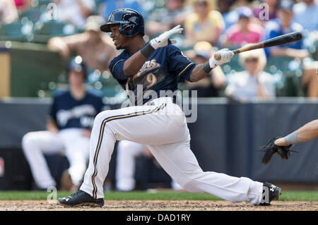 Milwaukee, Wisconsin, États-Unis. 10 juillet, 2013. 10 juillet 2013 : l'arrêt-court des Milwaukee Brewers Jean Segura # 9 balançoires à un intervalle au cours du jeu de la Ligue Majeure de Baseball entre les Milwaukee Brewers et les Reds de Cincinnati au Miller Park de Milwaukee, WI. Les rouges défait les Brewers 6-2. John Fisher/CSM. Credit : csm/Alamy Live News Banque D'Images