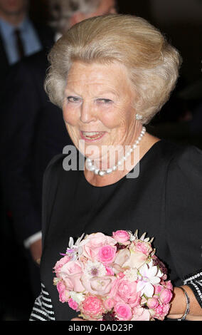 La Reine Beatrix des Pays-Bas assiste à la ré-ouverture de l'Scheepvaartmuseum (Maritime Museum) à Amsterdam, Pays-Bas, le 01 octobre 2011. Photo : Patrick van Katwijk Banque D'Images