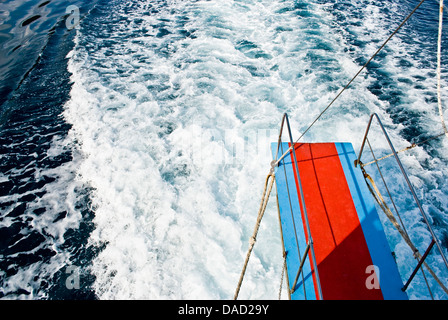 Croisière sur la mer, vue à partir de la poupe du navire Banque D'Images