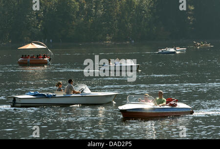 De nombreux bateaux se tenir au soleil sur le lac Titi dans la Forêt-Noire à Titisee-Neustadt, Allemagne, 02 octobre 2011. Photo : Patrick Seeger Banque D'Images