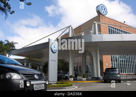 Document - un document photo par Friso Gentsch / Volkswagen VW montre les voitures qui circulent au-delà de l'usine de Anchieta, Brésil, 03 octobre 2011. La Basse Saxe Premier ministre David McAllister visite l'usine Volkswagen de Anchieta le 04 octobre 2011. Photo : Friso Gentsch / document / EDITORIAL UTILISEZ UNIQUEMENT Banque D'Images