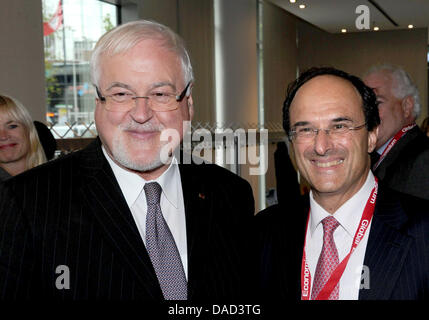 Le Premier Ministre du Schleswig-Holstein Peter Harry Carstensen (CDU, L) et le directeur de l'Institut canadien de l'économie mondiale, Dennis Snower, se tenir à côté de l'autre et sourire pendant l'événement d'ouverture de la 4e Symposium économique (GES) à Kiel, Allemagne, 4 octobre 2011. Autour de 400 hommes politiques, les entrepreneurs et les scientifiques du monde entier sont attendus à l'sympos Banque D'Images