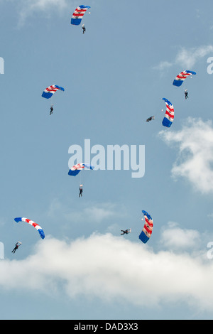 Les parachutistes de la Royal Air Force Falcons display team remplir le ciel avec leurs voiles de parachute coloré à RAF Waddington Banque D'Images