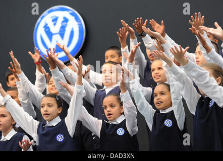 Un groupe d'enfants, le port de l'uniforme avec le logo de voiture VW, cheer et sourit au cours d'une visite du Premier ministre de Basse-Saxe, David McAllister, à l'usine Volkswagen à Sao Bernardo do Anchieta Compo près de Sao Paulo, Brésil, 04 octobre 2011. McAllister et une délégation d'affaires allemands sont en visite au Brésil et l'Argentine au cours d'une visite d'une semaine en Amérique du Sud. Photo : Julian St Banque D'Images