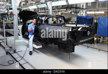 Un travailleur assemble un VW Gol sur la ligne d'assemblage à l'usine de montage d'Anchieta Volkswagen à Sao Bernardo do Compo près de Sao Paulo, Brésil, 04 octobre 2011. Le constructeur automobile allemand VW est d'investir 3,4 milliards d'euros dans ses usines de montage du Brésil jusqu'en 2016. Photo : Julian Stratenschulte Banque D'Images