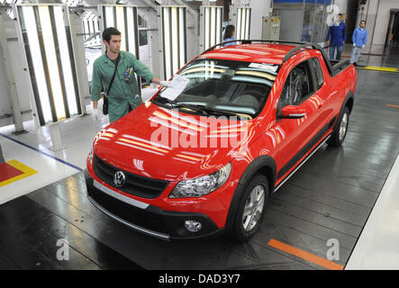 Un travailleur assemble un VW Gol sur la ligne d'assemblage à l'usine de montage d'Anchieta Volkswagen à Sao Bernardo do Compo près de Sao Paulo, Brésil, 04 octobre 2011. Le constructeur automobile allemand VW est d'investir 3,4 milliards d'euros dans ses usines de montage du Brésil jusqu'en 2016. Photo : Julian Stratenschulte Banque D'Images