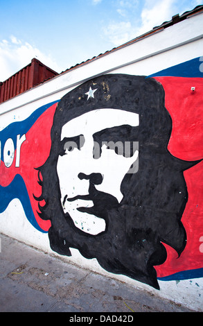 Fresque de Che Guevara révolutionnaire peint sur un mur, Centro Habana, Cuba, Antilles, Amérique Centrale Banque D'Images