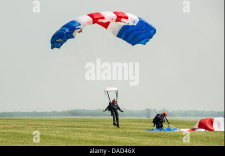 Parachutiste de la Royal Air Force Falcons display team atterrisse à RAF Waddington au cours de l'air show 2013. Banque D'Images