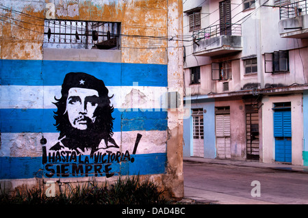 Fresque de Che Guevara et le Cuba, Antilles, centrale drapeau américain peint sur un mur, La Havane, Cuba, Antilles Banque D'Images