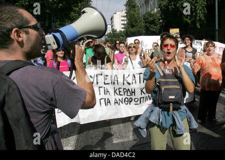 Au cours de mars manifestants grève générale à Athènes, mercredi, Octobre 5, 2011. Au moins 16 000 manifestants ont convergé dans la capitale grecque, et une foule d'environ 10 000 recueillies dans le nord de la ville de Thessalonique, comme les fonctionnaires grecs ont débrayé sur une grève de 24 heures le mercredi, paralysant le secteur public à protester contre les mesures d'austérité encore plus profondes. Photo : Milos Bicanski Banque D'Images