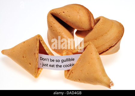 Fortune cookies avec message papier 'ne pas être si crédules - juste manger les cookies' Banque D'Images