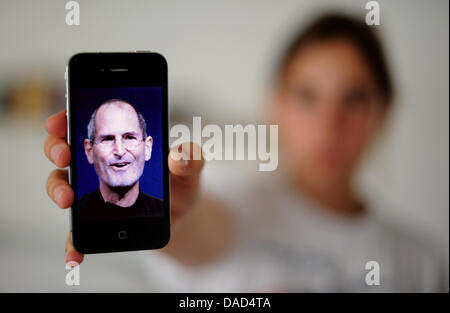 (Afp) - Un fichier photo datée du 25 août 2011 montre une photo de co-fondateur et directeur d'Apple, Steve Jobs, en vedette sur un Apple iPhone 4 à Hanovre, en Allemagne. Co-fondateur et directeur de longue date d'Apple, est mort le 05 octobre 2011 à l'âge de 56 ans, en Californie. L'emploi a lutté pendant de nombreuses années le cancer du pancréas. Photo : Julian Stratenschulte Banque D'Images