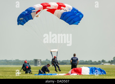 Parachutiste de la Royal Air Force Falcons display team atterrisse à RAF Waddington au cours de l'air show 2013 Banque D'Images