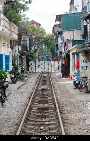 Immobilier à côté d'une voie de chemin de fer à Hanoi, Vietnam Banque D'Images