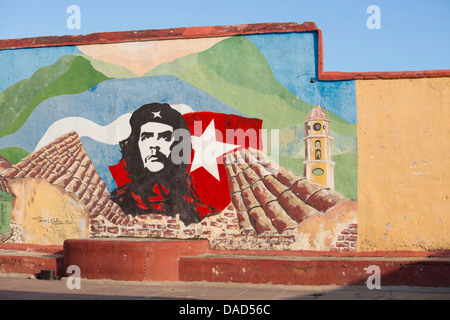 Fresque de Che Guevara peint sur un mur dans une école locale, Trinidad, Cuba Banque D'Images