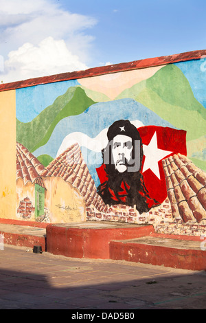 Fresque de Che Guevara peint sur un mur dans une école locale, Trinidad, Cuba Banque D'Images