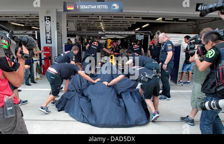 Repousser la mécanique des voitures de course de Formule 1 Allemand de Sebastian Vettel (Red Bull après qu'il s'est écrasé au cours de la première session d'essais au circuit de Suzuka Suzuka, au Japon, au 07 octobre 2011. Le Japon La formule un Grand Prix aura lieu le 9 octobre. Photo : Jan Woitas dpa Banque D'Images