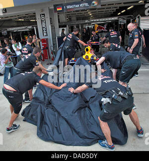 Repousser la mécanique des voitures de course de Formule 1 Allemand de Sebastian Vettel (Red Bull après qu'il s'est écrasé au cours de la première session d'essais au circuit de Suzuka Suzuka, au Japon, au 07 octobre 2011. Le Japon La formule un Grand Prix aura lieu le 9 octobre. Photo : Jan Woitas dpa Banque D'Images