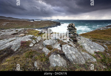 Côte rocheuse spectaculaire au-dessus de Gearrannan Blackhouse Village, près de Carloway, Isle Of Lewis, îles Hébrides, Ecosse, Royaume-Uni Banque D'Images