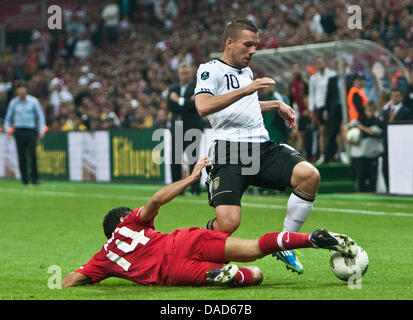 L'Allemagne Lukas Podolski (R) et la Turquie's Arda Turan (L) rivalisent pour le ballon pendant le match de l'EURO 2012 entre la Turquie et l'Allemagne à la Turk Telekom Arena à Istanbul, Turquie, 07 octobre 2011. Photo : Jens Wolf dpa  + + +(c) afp - Bildfunk + + + Banque D'Images