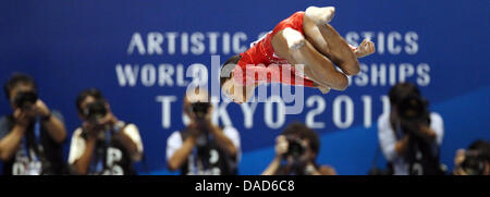 Gymnaste américaine Gabrielle Douglas effectue à la poutre lors de la ronde de qualification de la femme du 43e Championnats du monde de gymnastique artistique à la Metropolitan Gymnasium à Tokyo, Japon, 08 octobre 2011. Photo : Friso Gentsch dpa  + + +(c) afp - Bildfunk + + + Banque D'Images