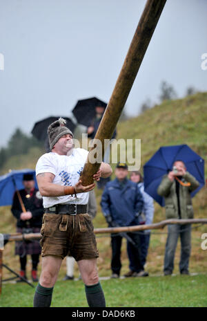 Un Scottish-Bavarian Highland-Games participants de la tente sa main à jeter la Caber à Schliersee, Bavière, Allemagne, 08 octobre 2011. Au cours de deux jours de compétitions et 12 écossais douze participants bavarois s'affronteront dans 8 disciplines différentes, quatre d'entre eux, quatre écossais d'eux bavarois. Photo : Andreas GEBERT Banque D'Images