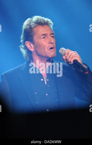 Musicien allemand d'origine roumaine Peter Maffay joue sur la scène au cours de l'émission de télévision allemande "Wetten, dass.. ?" ('Bet, que ...') à Nuremberg, Allemagne, 08 octobre 2011. Le salon de Nuremberg marque le 197th édition de la populaire émission de télévision. Photo : David Ebener Banque D'Images