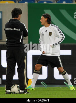 Nationalspieler Bundestrainer Joachim Löw beobachtet Mesut Özil (r) am Sonntag (09.10.2011) während eines der Trainingseinheit Esprit Arena de Düsseldorf. Die Fußball Nationalmannschaft bestreitet am Freitag (11.10.2011) à Düsseldorf das EM-Qualifikationsspiel gegen Belgien. Roland Weihrauch dpa/lnw Banque D'Images