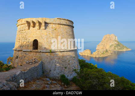 Torre des Savinar et Es Vedra Îles en arrière-plan, Ibiza, Baléares, Espagne, Méditerranée, Europe Banque D'Images